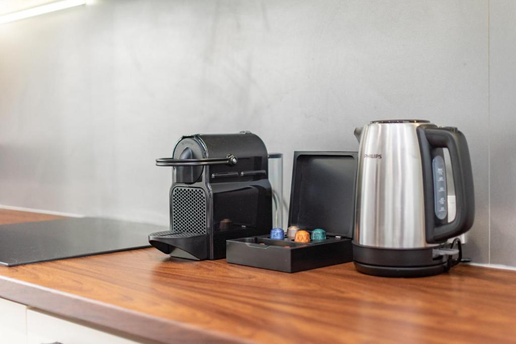 Příslušenství pro přípravu čaje a kávy v ubytování Apartamenty Piękna 28A by Your Freedom