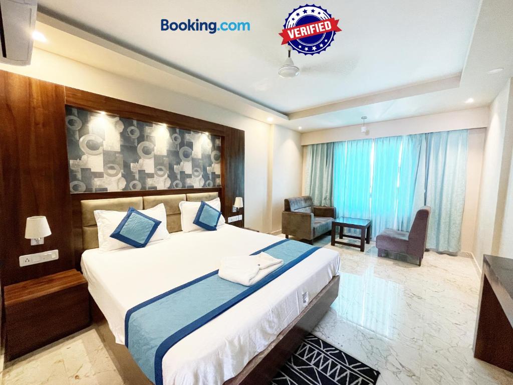 um quarto de hotel com uma cama grande e uma secretária em Hotel Ambika Palace ! Puri em Puri