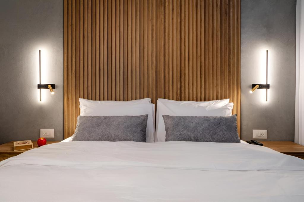 Ein Bett oder Betten in einem Zimmer der Unterkunft Nathan&#39;s Suites On The Beach
