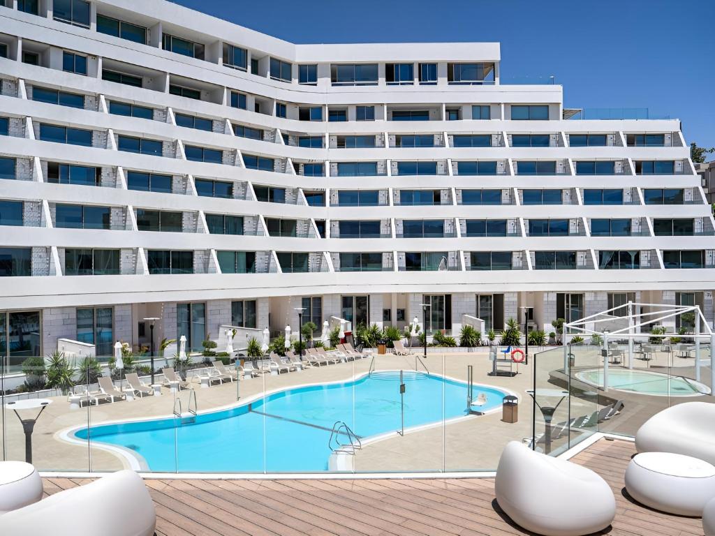 Der Swimmingpool an oder in der Nähe von Nathan&#39;s Suites On The Beach
