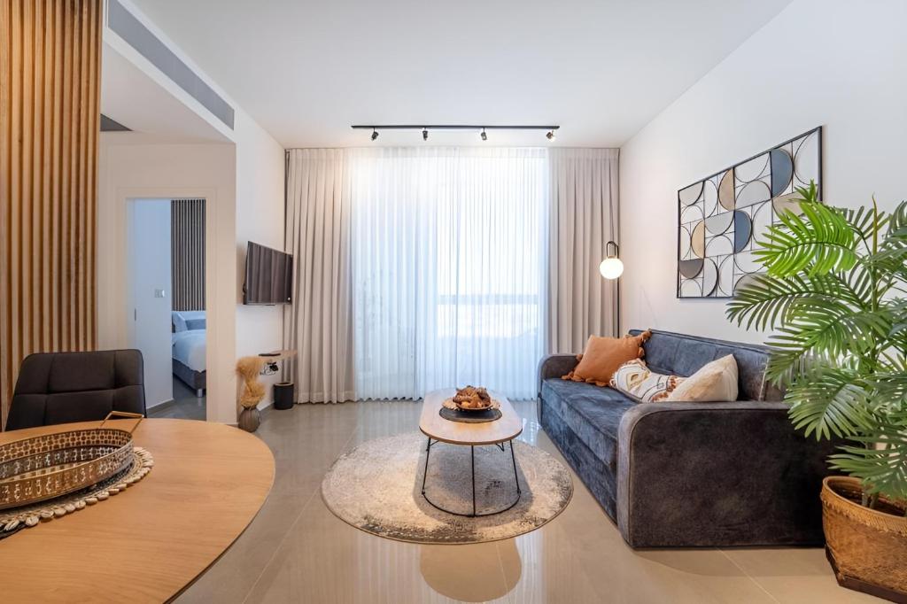 ein Wohnzimmer mit einer Couch und einem Tisch in der Unterkunft Nathan&#39;s Suites On The Beach in Eilat