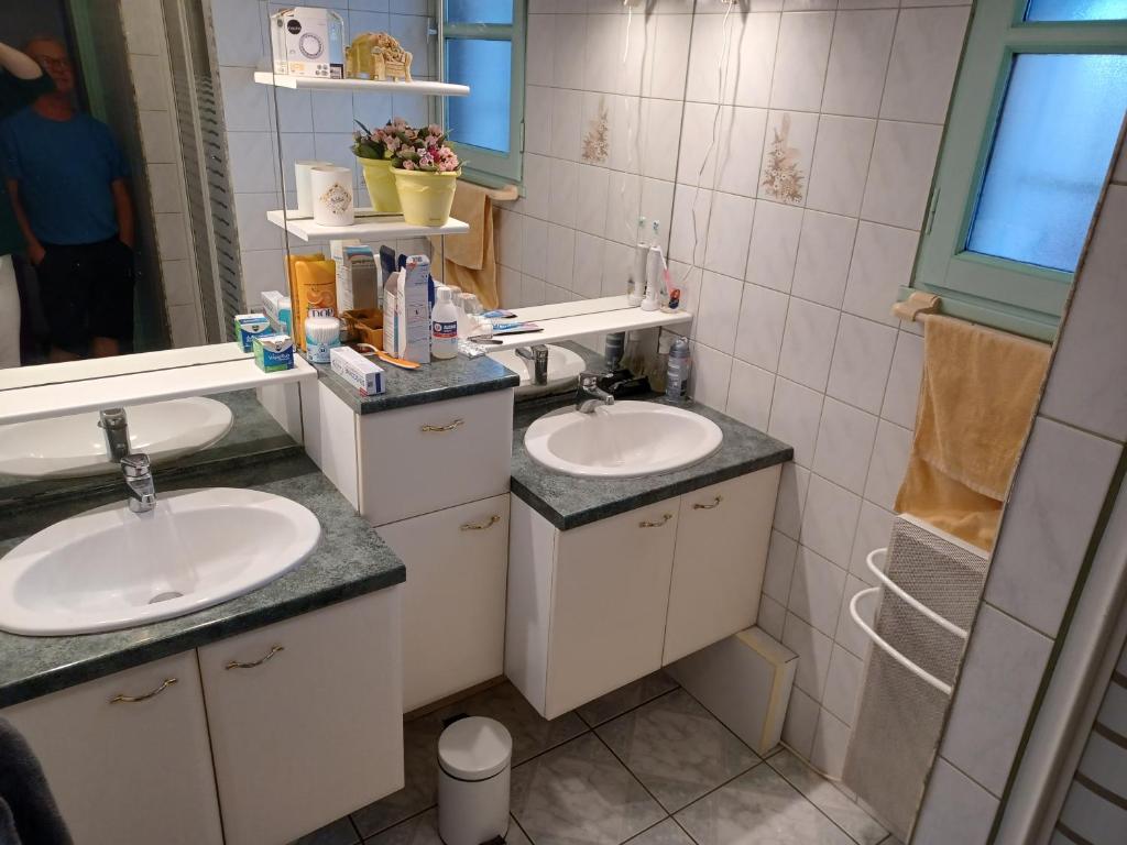 Baño con 2 lavabos y espejo en Chez phiphi, en Ernée