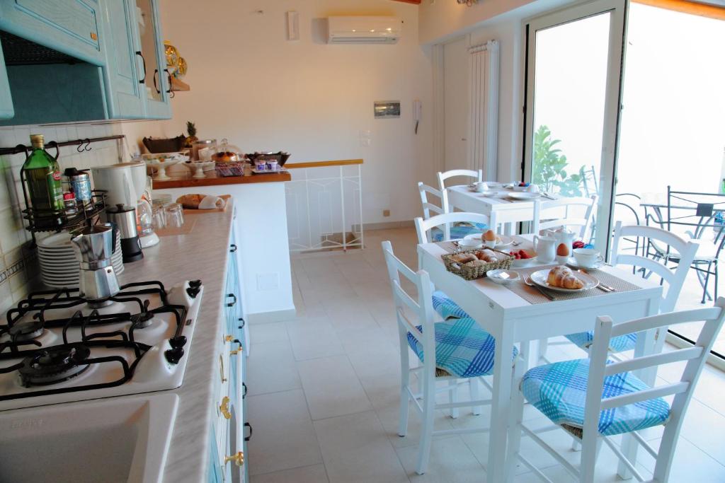 A kitchen or kitchenette at B&B Evelyne