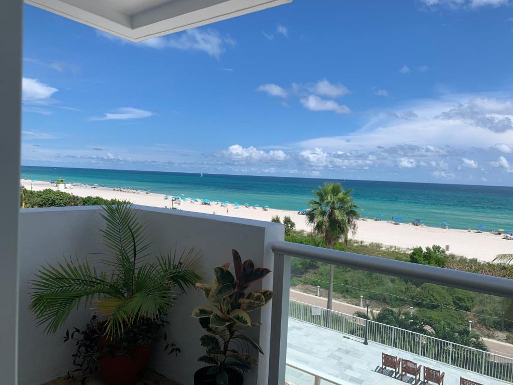 uma varanda com vista para a praia em Pavilion em Miami Beach