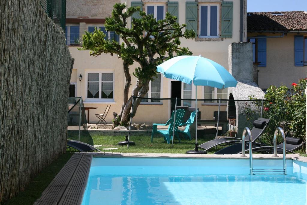 Bazén v ubytování Un Coin de Paradis nebo v jeho okolí