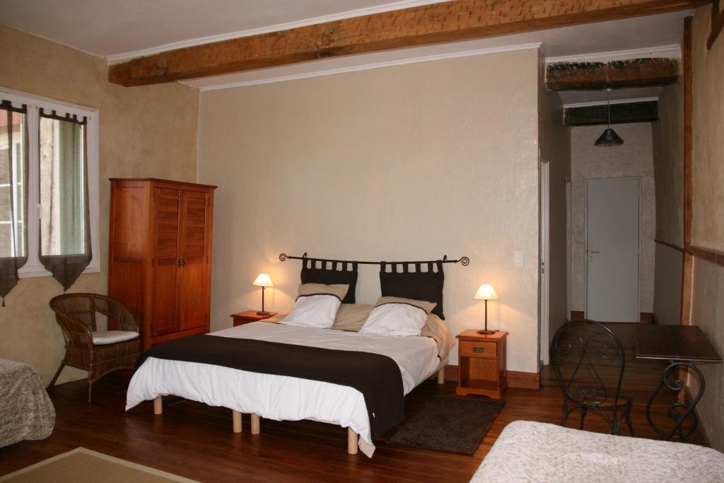 a bedroom with a large bed and two lamps at Un Coin de Paradis in Cologne