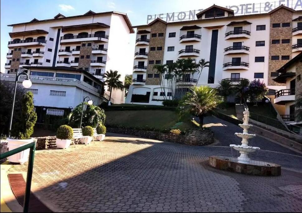 Un gran edificio con una fuente delante. en Apartamento flat em Serra Negra - 12A, en Serra Negra