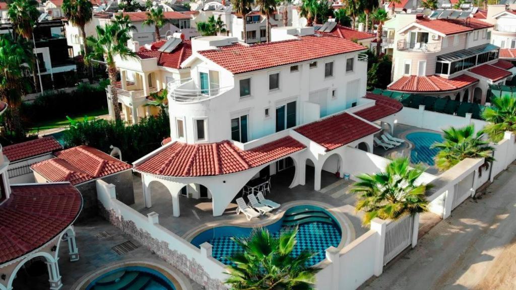 ベレキにあるSpectacular Villa with Private Pool in Antalyaのスイミングプール付きの建物の空中ビュー