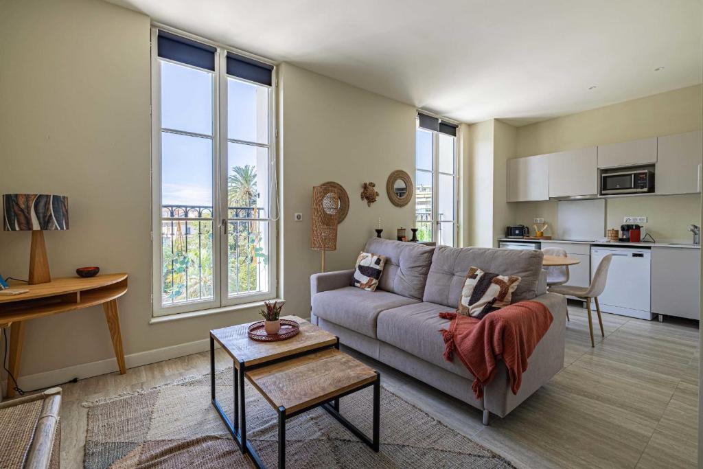 un salon avec un canapé et une cuisine dans l'établissement Quiet and luxurious studio - Cannes Center, à Cannes