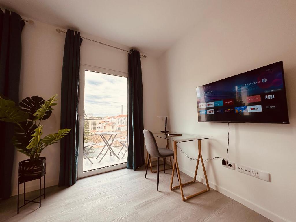 TV a/nebo společenská místnost v ubytování Living Funchal iNN