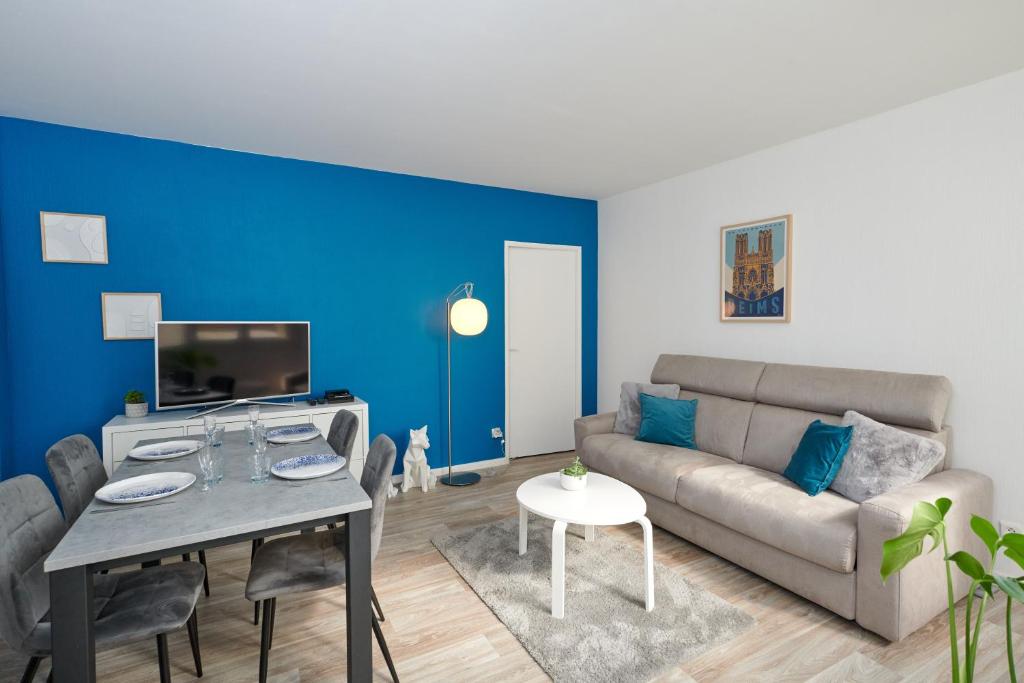 un salon avec un canapé et une table dans l'établissement Hyper-Centre /4 personnes/ Cathédrale / Ascenseur, à Reims