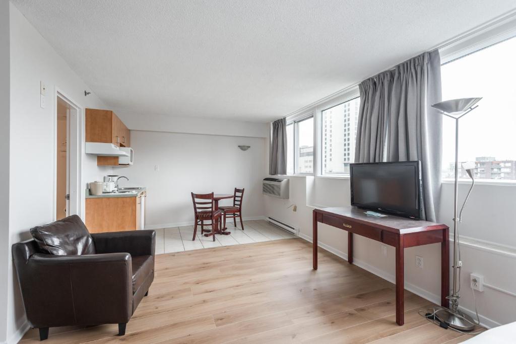Kuchyň nebo kuchyňský kout v ubytování Hotel les Suites Labelle