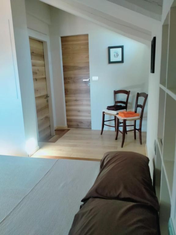a living room with two chairs and a table at B&B San Gregorio in Cherasco