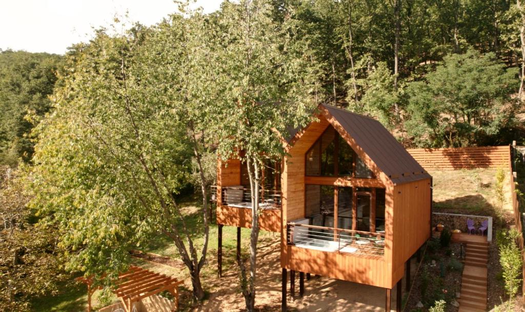 une cabane dans les bois à côté de quelques arbres dans l'établissement Parádka - Toscana Villa, à Parád