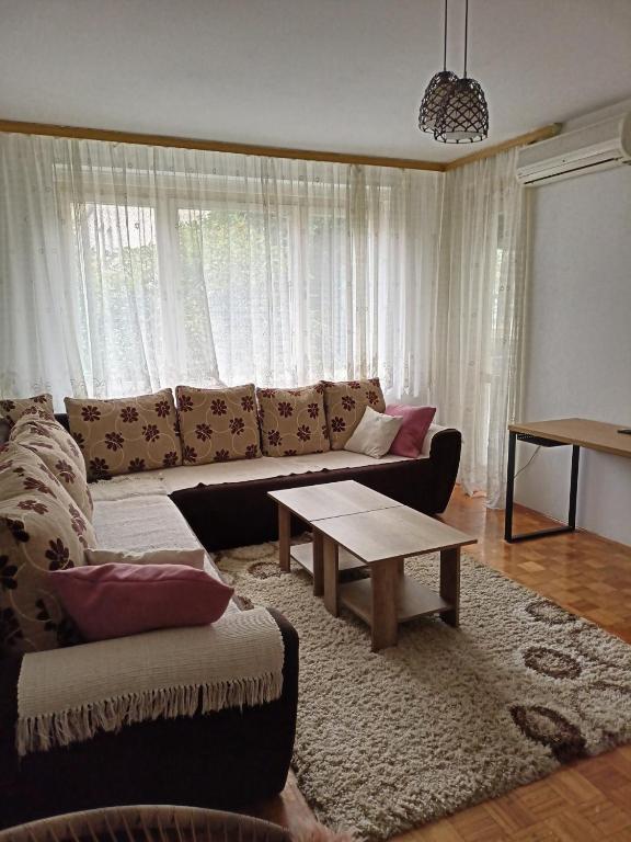 a living room with a couch and a table at Apartmani Vesna in Banja Luka