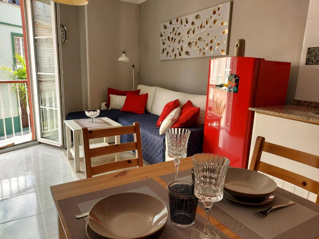 a kitchen and living room with a couch and a table at Apartamento Iceberg in Tazacorte