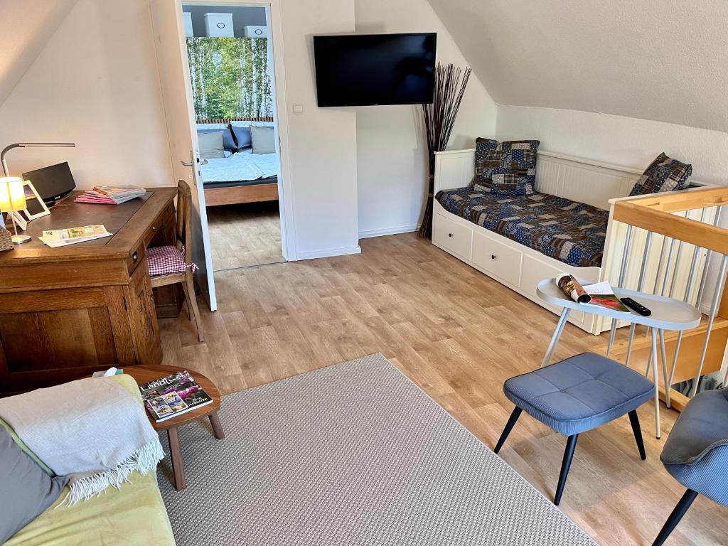 Wohnen im ehemaligen Stall في Wiedensahl: غرفة معيشة صغيرة مع أريكة وطاولة