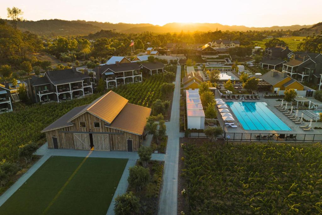 卡利斯托加的住宿－Four Seasons Resort Napa Valley，享有带游泳池的度假村的空中景致