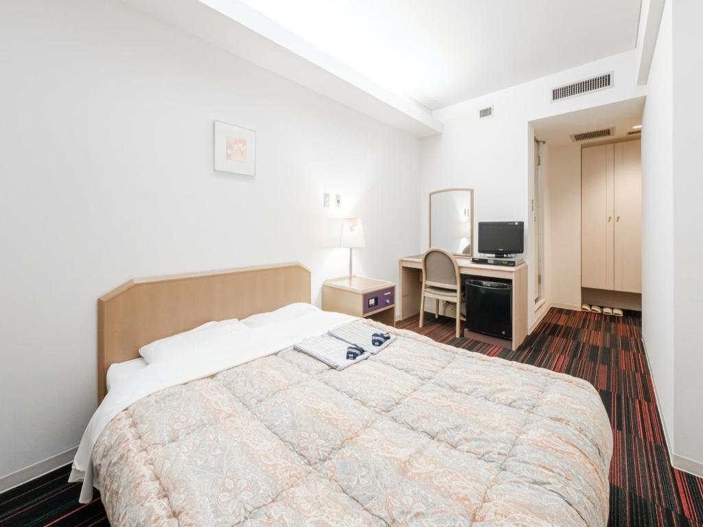 札幌市にあるHotel Tetora Spirit Sapporo - Vacation STAY 59351vのベッドルーム1室(ベッド1台、デスク、コンピュータ付)