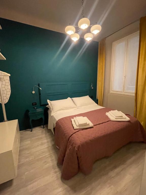 ein Schlafzimmer mit einem Bett mit zwei Handtüchern darauf in der Unterkunft CasaBolla in Genua