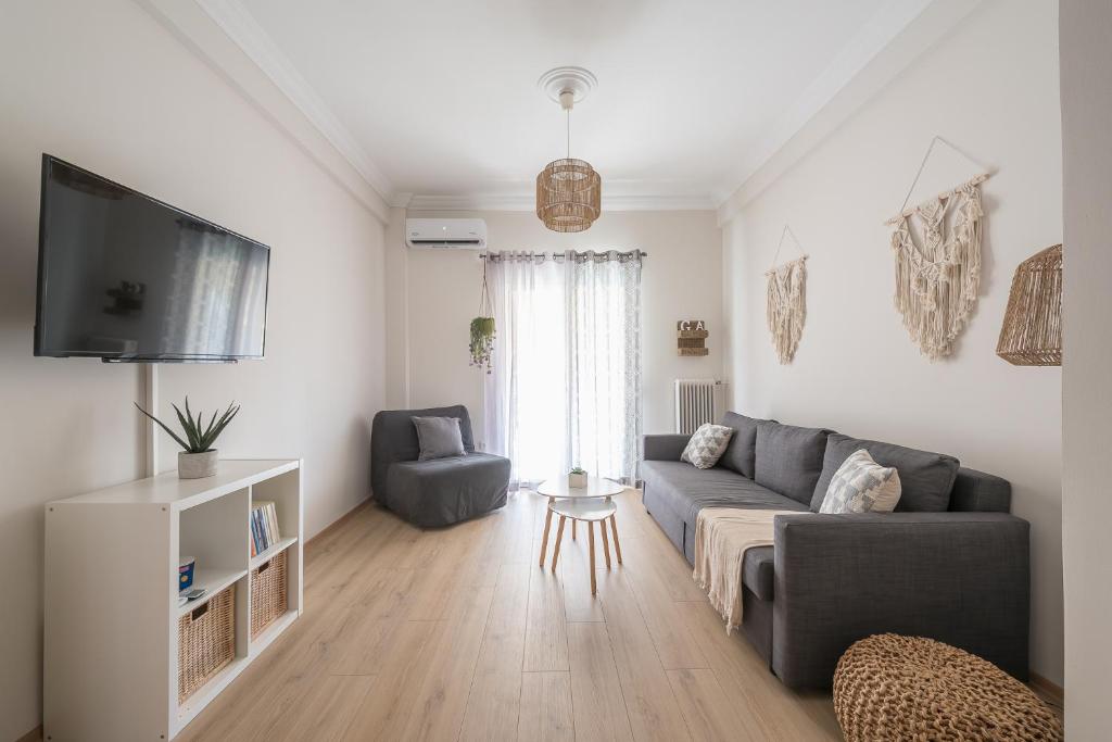 - un salon avec un canapé et une télévision dans l'établissement Irodis at Koukaki By Greece Apartment, à Athènes
