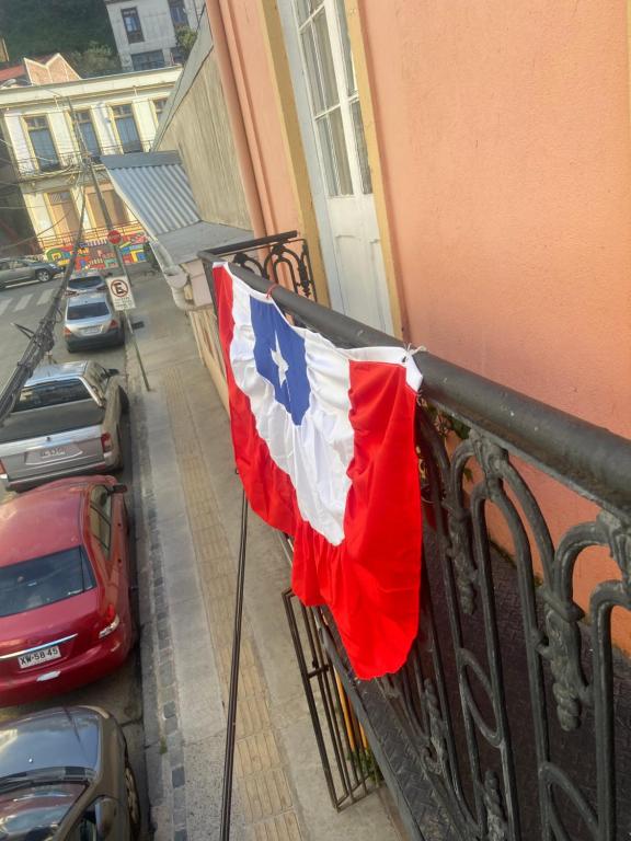 una bandera americana colgando en el balcón de un edificio en Casa Valparaíso, en Valparaíso