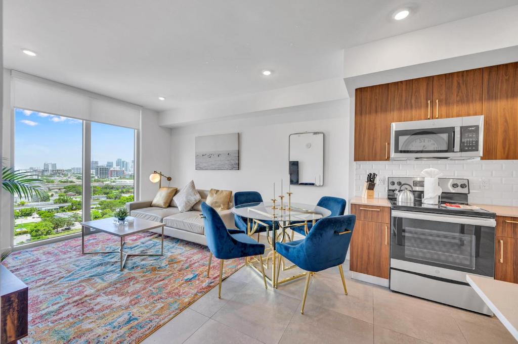 una cucina e un soggiorno con divano e tavolo di Beautiful Property with King Bed & Free Parking a Miami