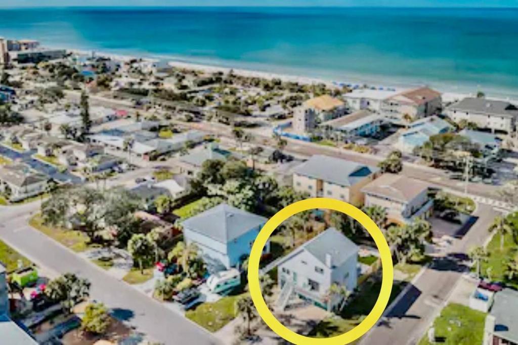 una vista aérea de una casa de playa con un círculo amarillo en Beautiful Beach Home en Clearwater Beach