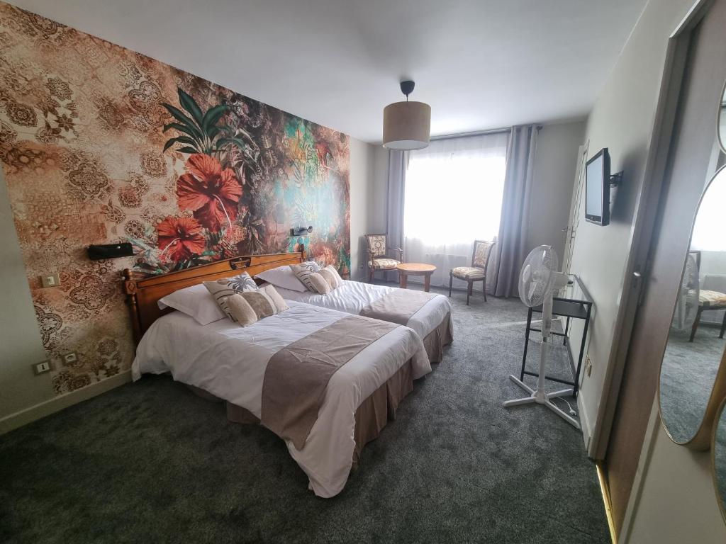 ein Schlafzimmer mit einem großen Bett und einem Gemälde an der Wand in der Unterkunft Hôtel Le Prieuré in Rancourt