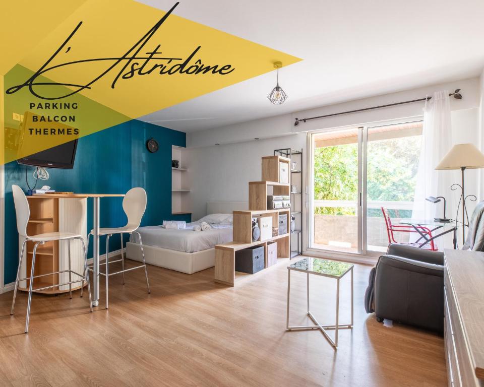 een woonkamer met een geel bord aan de muur bij Astridôme in Châtel-Guyon