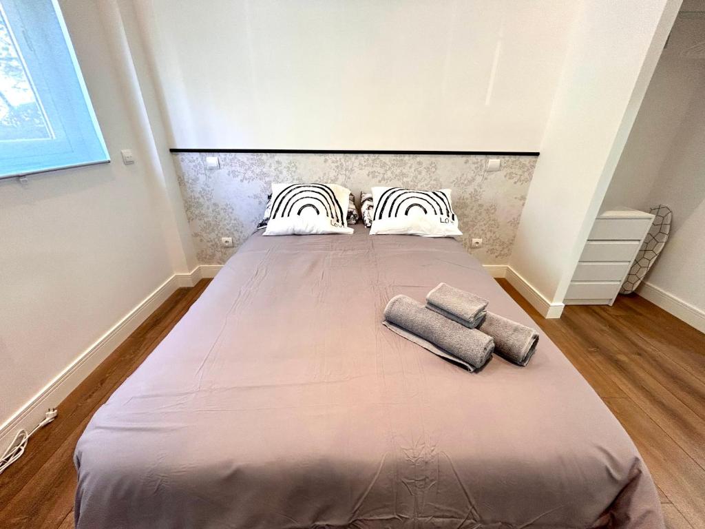 ein Schlafzimmer mit einem großen Bett mit zwei Kissen darauf in der Unterkunft ANGELILLO DREAMS in Madrid