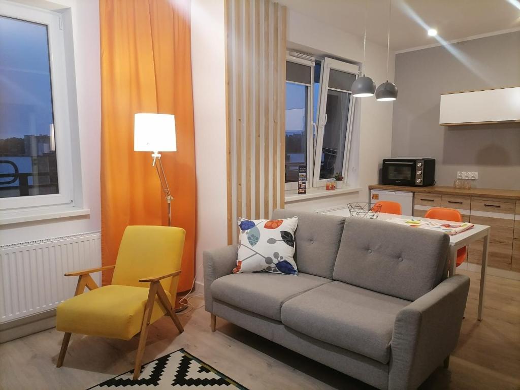 グルジョンツにあるOrange Apartmentのリビングルーム(ソファ、黄色の椅子付)