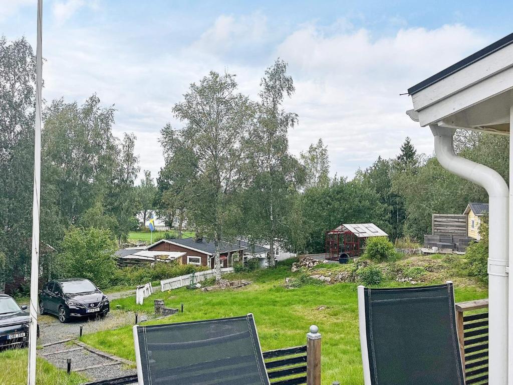 - une vue sur la cour depuis une maison avec 2 chaises dans l'établissement Holiday home ORMARYD II, à Ormaryd