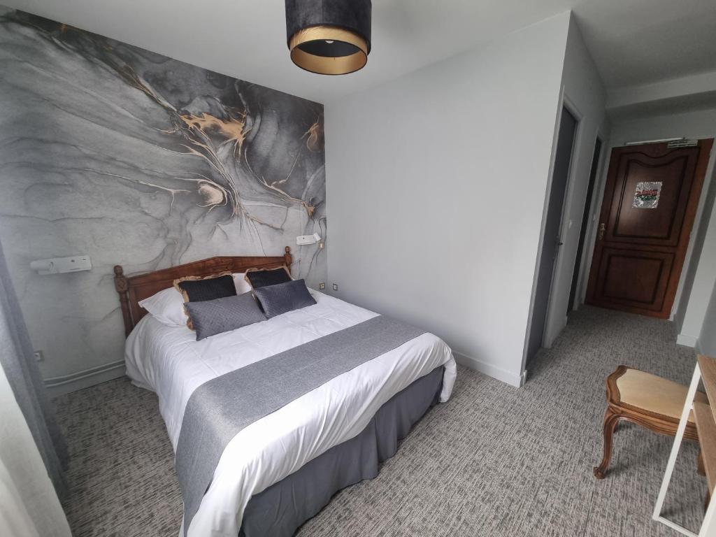 Postel nebo postele na pokoji v ubytování Hôtel Le Prieuré