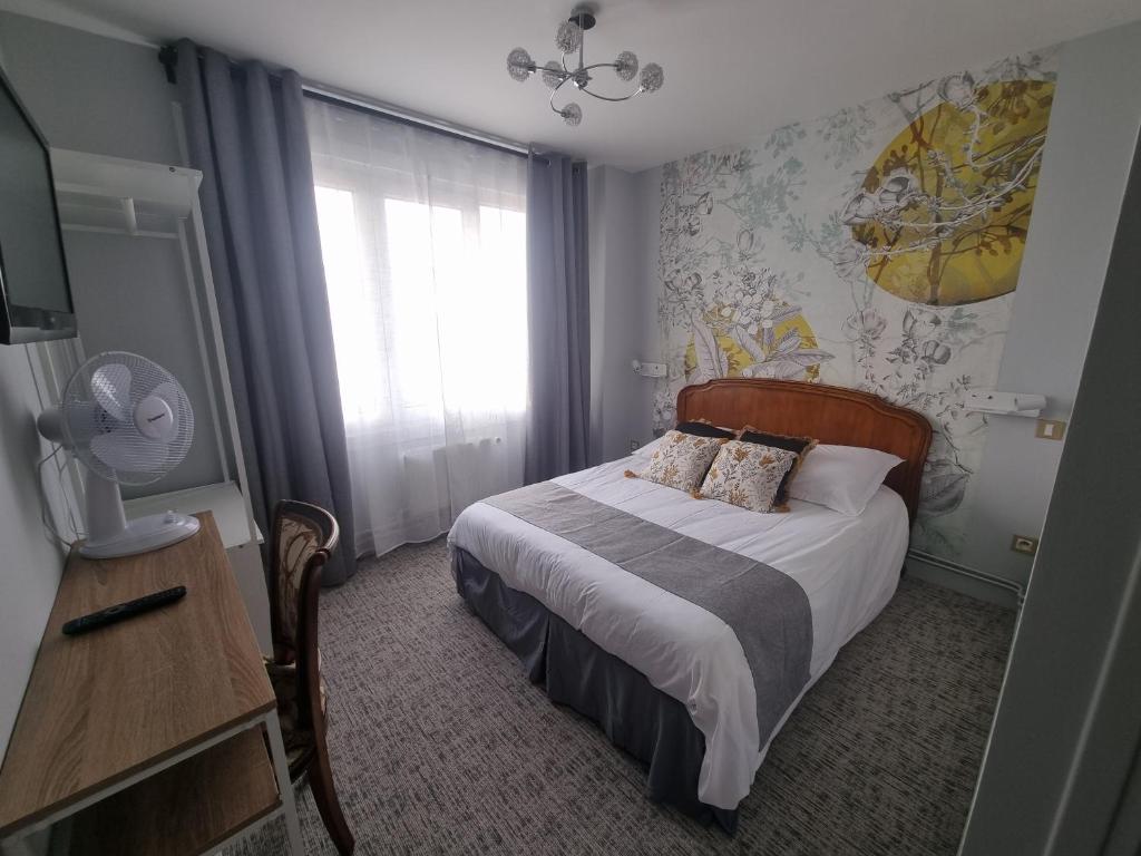 Postel nebo postele na pokoji v ubytování Hôtel Le Prieuré