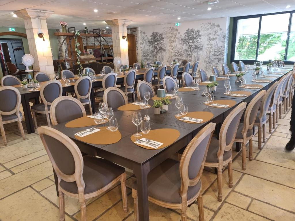 Restaurace v ubytování Hôtel Le Prieuré