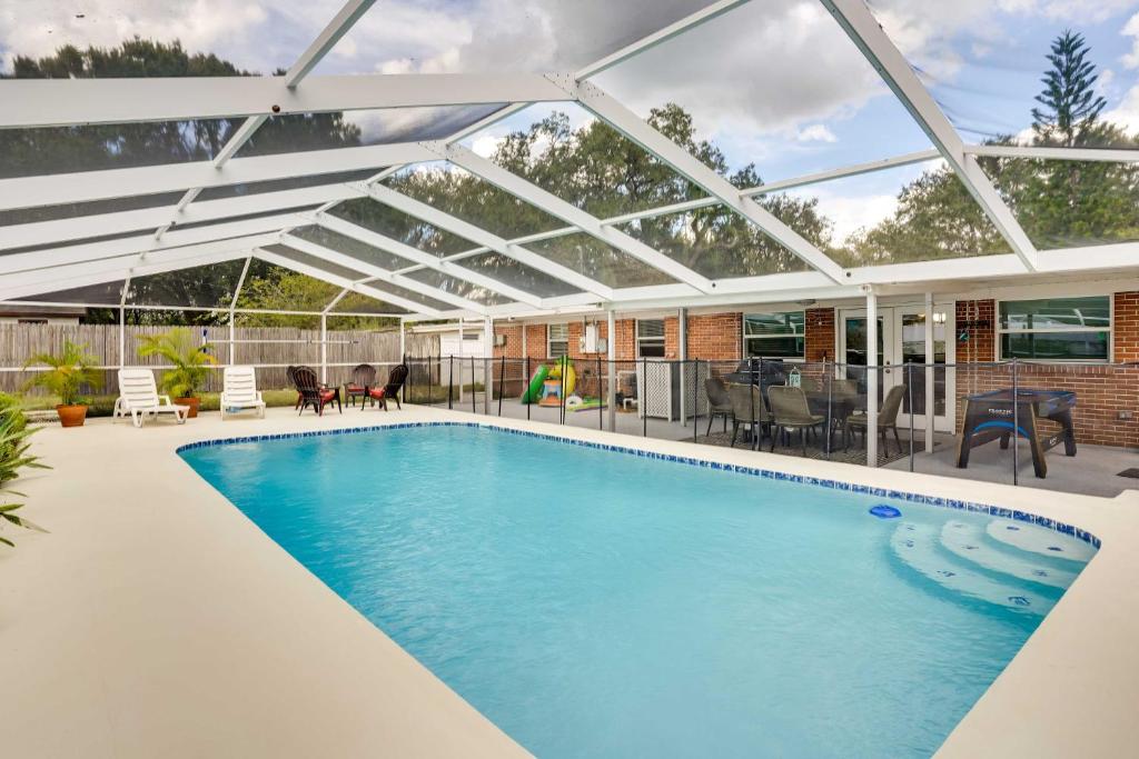 una piscina con techo de cristal sobre una casa en Pet-Friendly Lakeland Escape with Private Pool!, en Lakeland