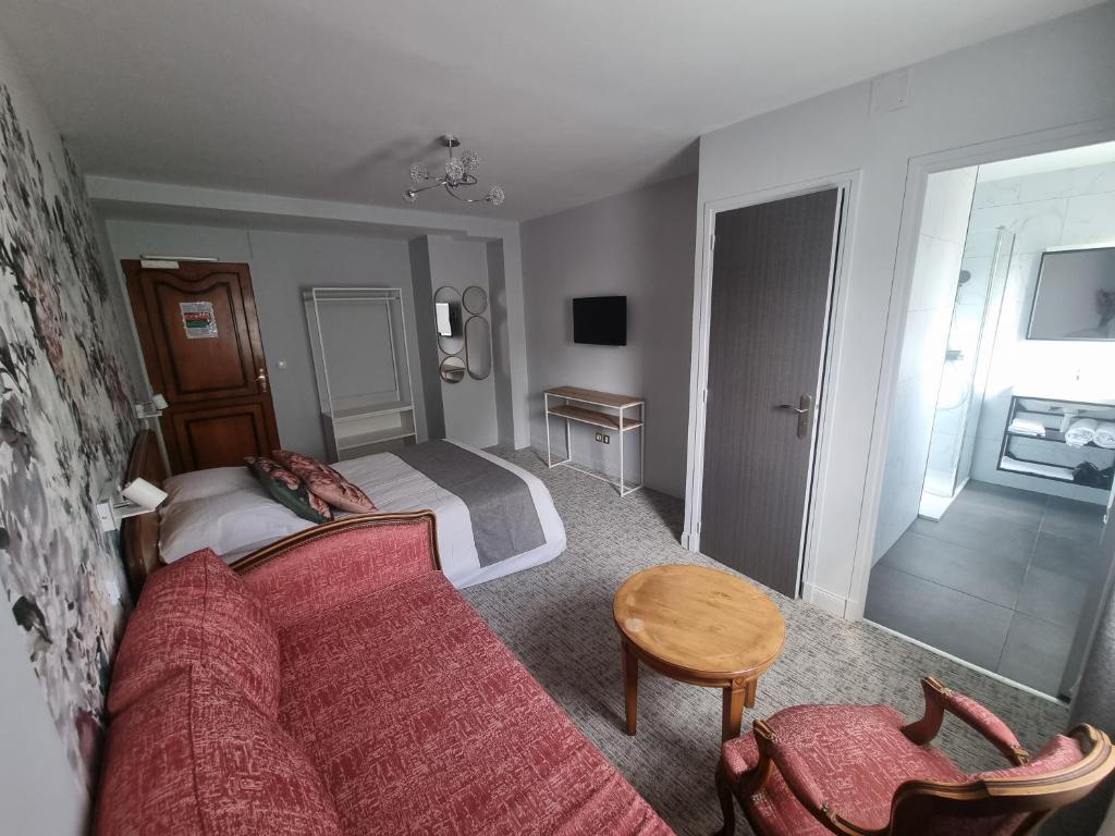 TV a/nebo společenská místnost v ubytování Hôtel Le Prieuré
