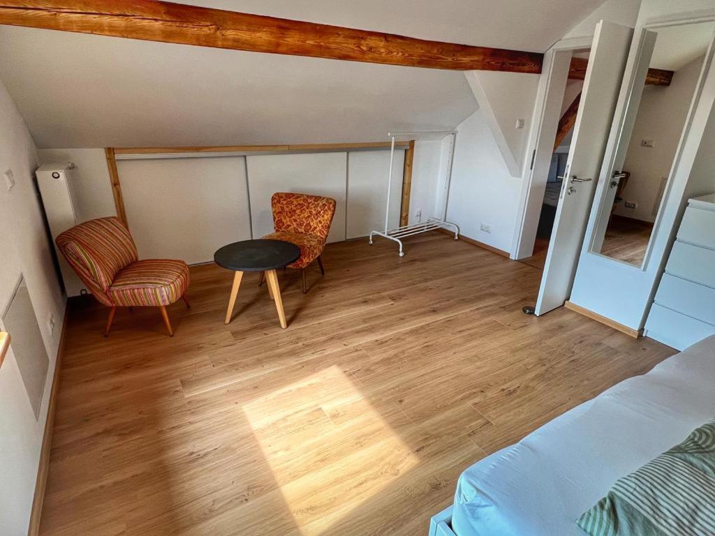 Helle 2 Zimmer DG Wohnung, Passau (aktualisierte Preise für 2024)