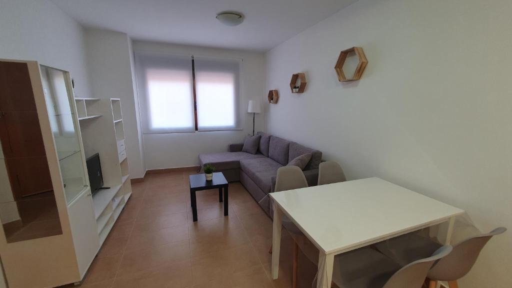 een woonkamer met een bank en een tafel bij La Yecla Teruel in Teruel