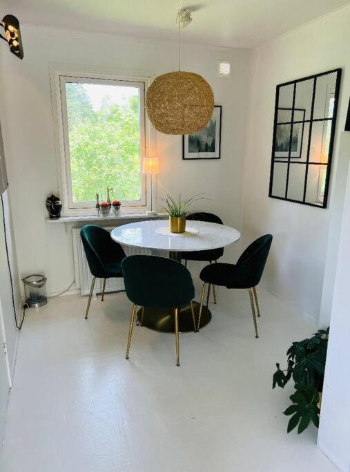 Fotografie z fotogalerie ubytování Fräsch villa med stor tomt & Hästens sängar v destinaci Mölnlycke