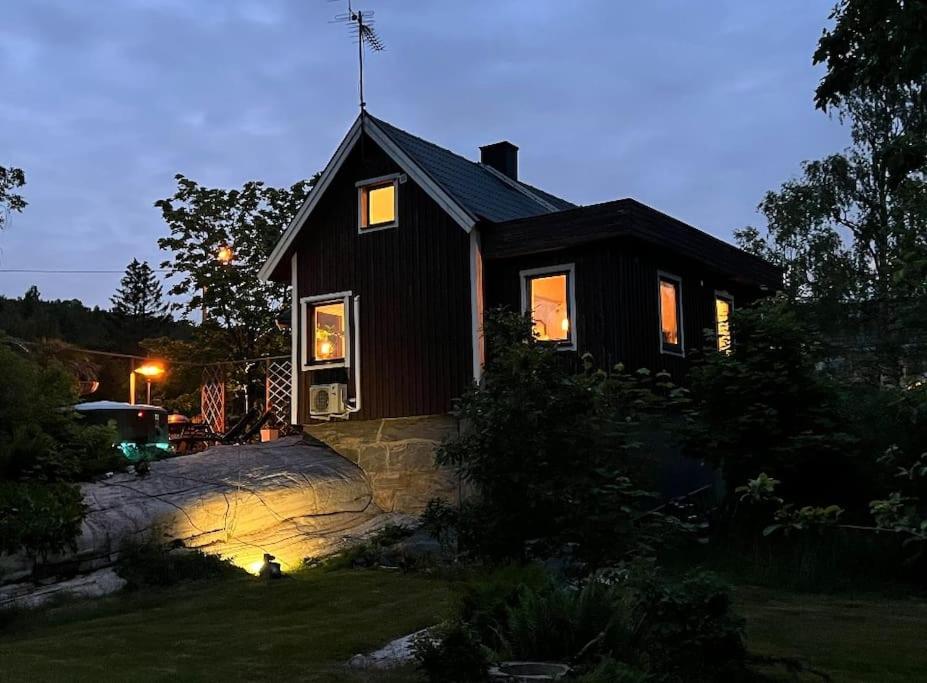 Fotografie z fotogalerie ubytování Fräsch villa med stor tomt & Hästens sängar v destinaci Mölnlycke