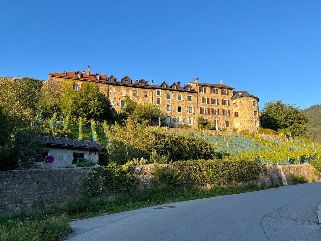 un gran edificio al lado de una carretera en Bregenz Uptown Jewel en Bregenz