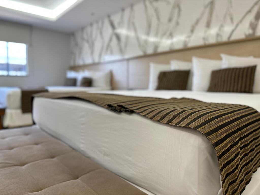 duża sypialnia z 2 łóżkami w obiekcie Atrium Confort Hotels w mieście Parauapebas