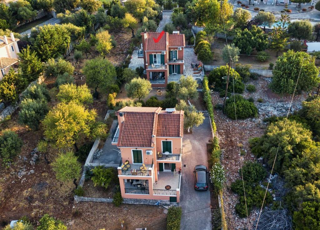 una vista aérea de una casa con patio en Villa Eleftheria, en Karavomylos