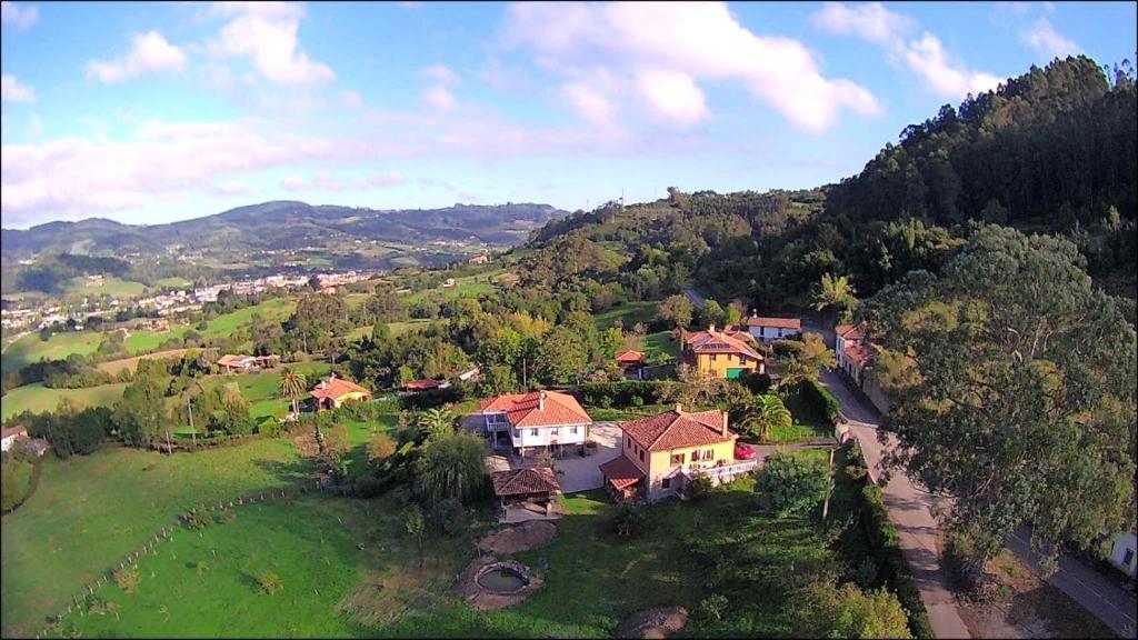 una vista aérea de una casa en una colina en Casa Nieves, en Villaviciosa