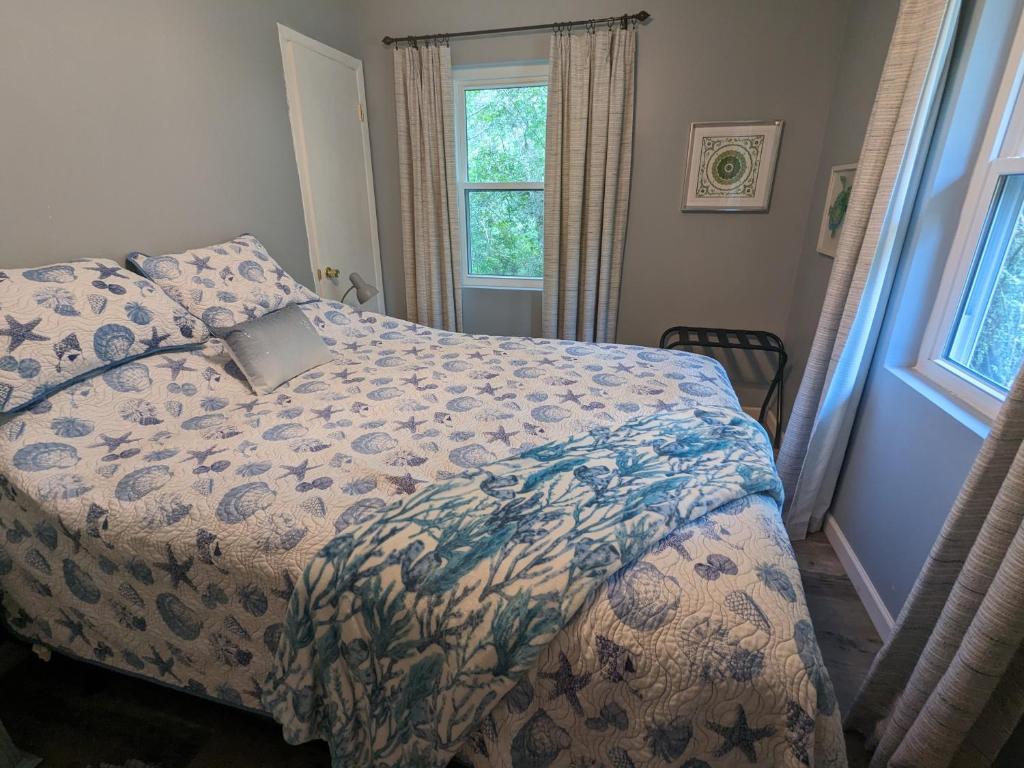 מיטה או מיטות בחדר ב-The Adorable Turtle queen bedroom, separate sitting area