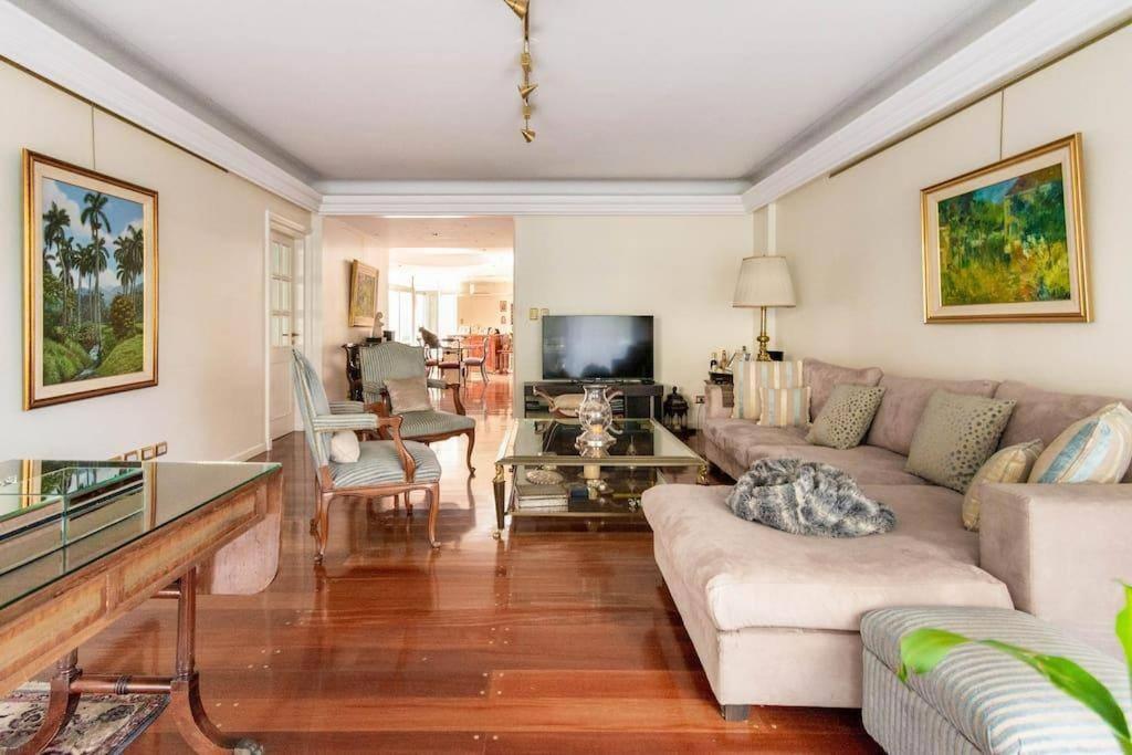 un soggiorno con divano e TV di Se alquila Habitación en Suite. Convive c/ gatos a Buenos Aires