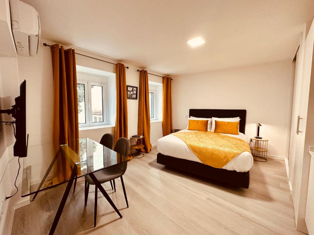Postel nebo postele na pokoji v ubytování Living Funchal iNN