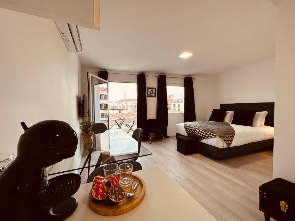Postel nebo postele na pokoji v ubytování Living Funchal iNN